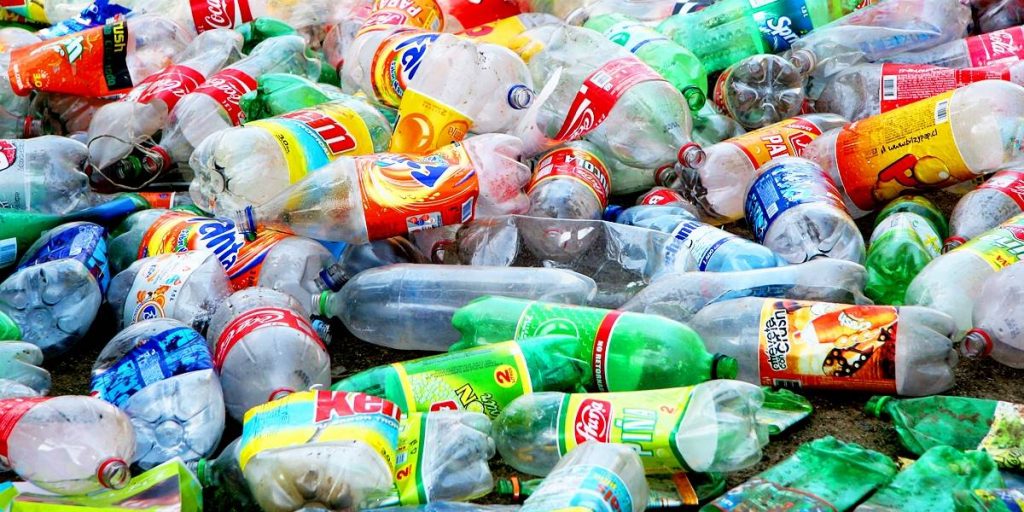 Esto es responsabilidad: la tendencia de usar botellas plásticas para fabricar ropa y ayudar al medio ambiente item-thumbnail