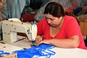 Siete cooperativas entrerrianas elaboran más de 35 mil barbijos y 2 mil camisolines y cofias item-thumbnail