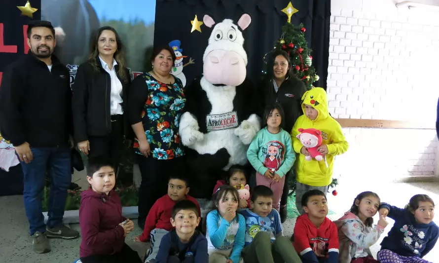 Aproleche Osorno Dona Productos Lácteos a Niños de la Escuela de Bahía Mansa