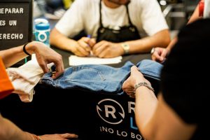 Crece en Chile la Tendencia de Reparar y Personalizar Ropa y Zapatillas, Una Forma de Cuidar el Planeta y las Finanzas Crece en Chile la Tendencia de Reparar y Personalizar Ropa y Zapatillas, Una Forma de Cuidar el Planeta y las Finanzas