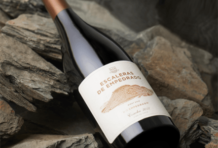 Primer vino plantado en terrazas de piedra laja destaca en “The Wine Advocate”